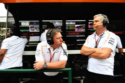 Zak Brown, directeur exécutif du McLaren Technology Group et Gil De Ferran, directeur sportif de McLaren