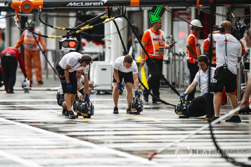McLaren mechanics dry pit box