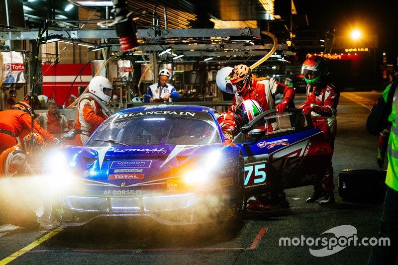 Pit stop, #75 T2 Motorsport Ferrari 488 GT3: Gregory Teo, David Tjiptobiantoro, Christian Colombo, Matteo Cressoni