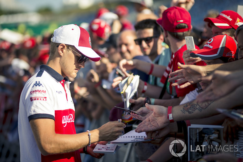 Marcus Ericsson, Sauber signs autographs for the fans