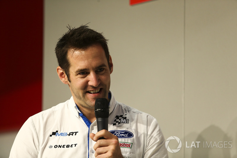 Richard Millener di M-Sport parla con Henry Hope-Frost sull'Autosport Stage