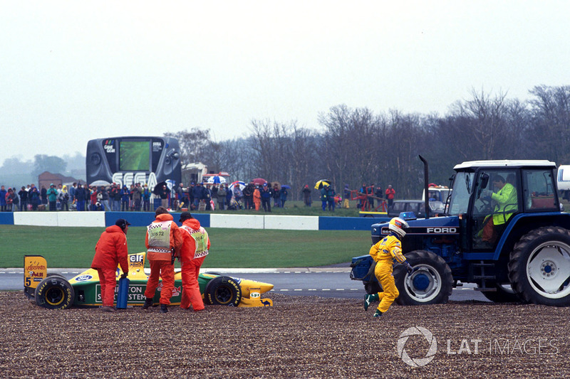 Michael Schumacher, Benetton Ford B193B hace giros y queda fuera de la carrera