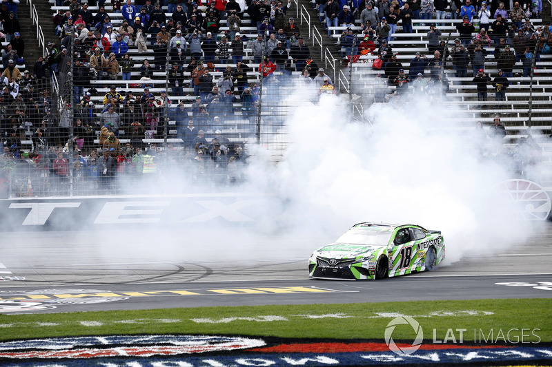 Race winner Kyle Busch, Joe Gibbs Racing, Toyota Camry Interstate Batteries