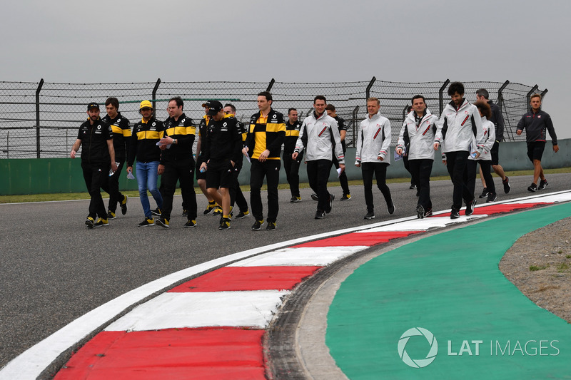 Carlos Sainz jr, Renault Sport F1 Team and Kevin Magnussen, Haas F1 Team walk the track