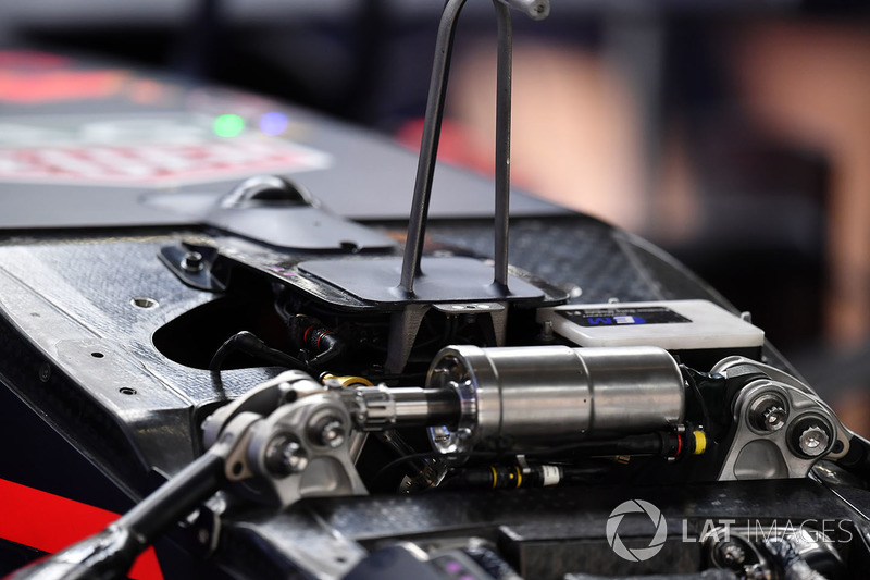 Um close do amortecedor e da suspensão dianteira do RB14