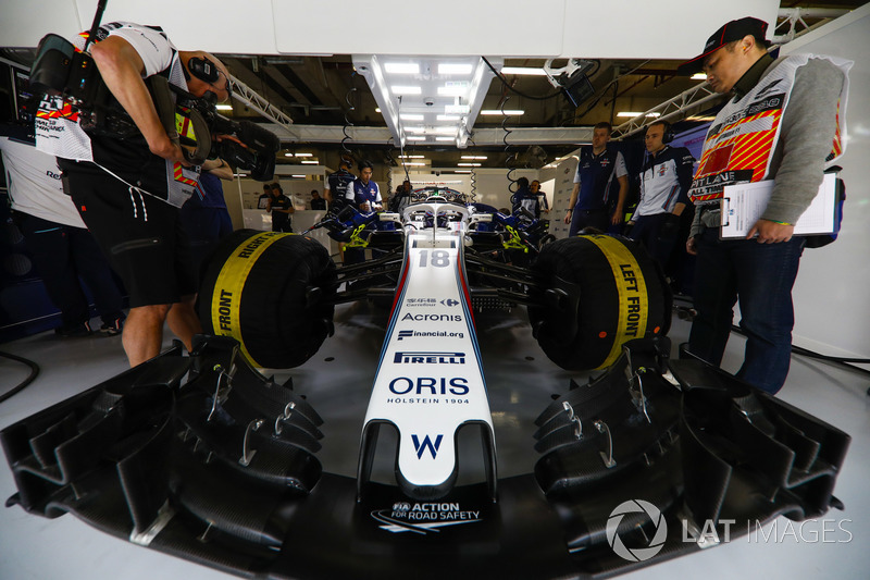 Lance Stroll, Williams Racing, en el garaje del equipo