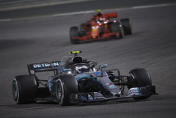 Валттери Боттас, Mercedes AMG F1 W09, и Кими Райкконен, Ferrari SF71H
