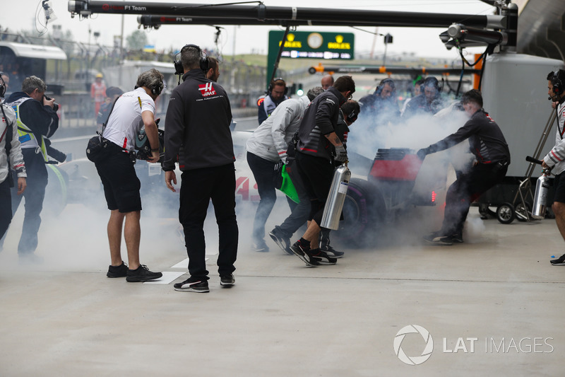 Дымящийся автомобиль Haas F1 Team VF-18 Ромена Грожана