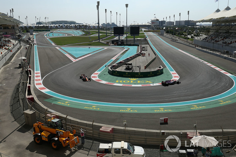 Sergio Perez, Sahara Force India VJM10 ve Fernando Alonso, McLaren MCL32