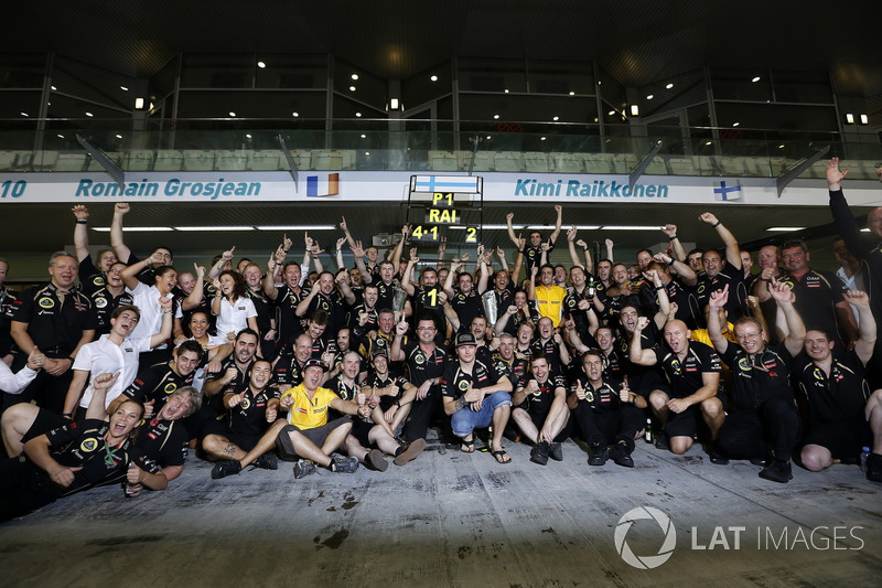 Kimi Raikkonen, Lotus F1 Team celebra conel equipo