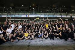 Кими Райкконен, Lotus F1 Team празднует победу вместе с командой