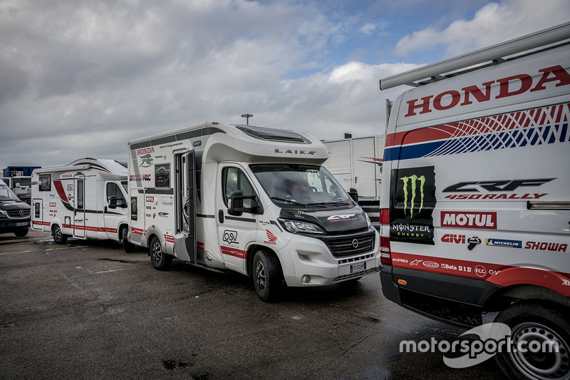 Preparativos de los vehículos de apoyo del Monster Energy Honda Team