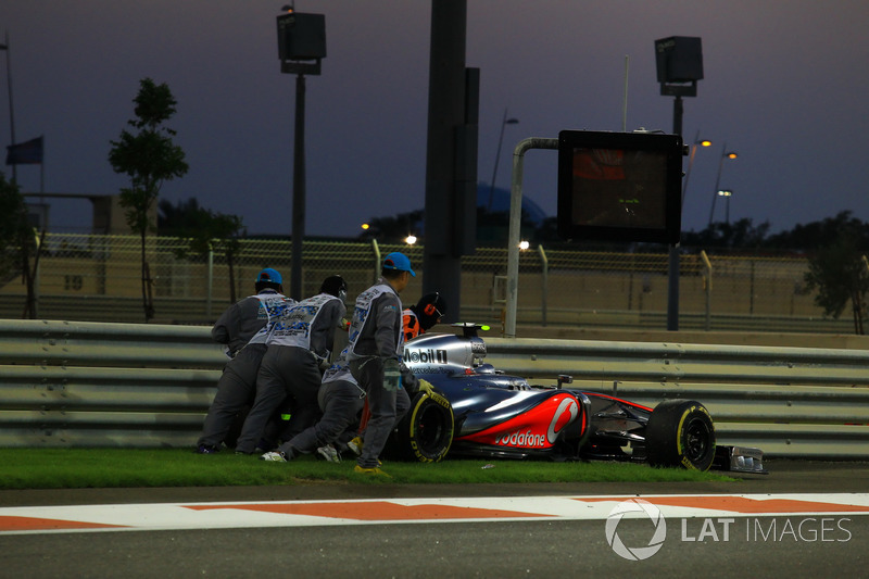 Oficiales empujan el coche deLewis Hamilton, McLaren MP4-27