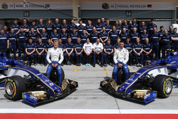 Foto de grupo de Sauber con Marcus Ericsson, Pascal Wehrlein y el Sauber C36