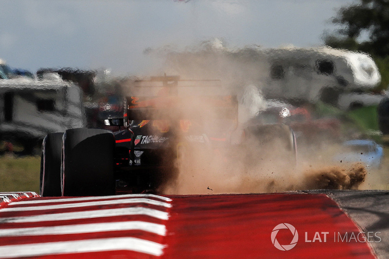 Daniel Ricciardo, Red Bull Racing RB13 runs wide