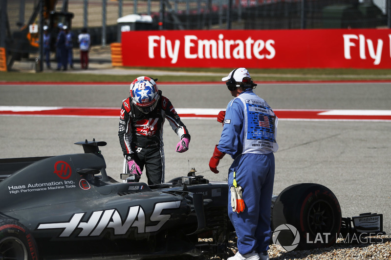 Romain Grosjean, Haas VF-17, sale del coche después de salir de la pista