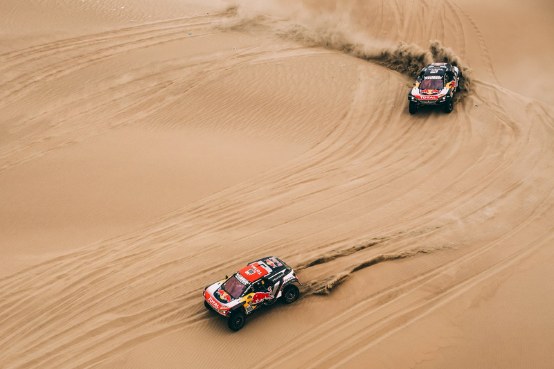 #308 Peugeot Sport Peugeot 3008 DKR: Cyril Despres, David Castera, #303 Peugeot Sport Peugeot 3008 DKR: Carlos Sainz, Lucas Cruz