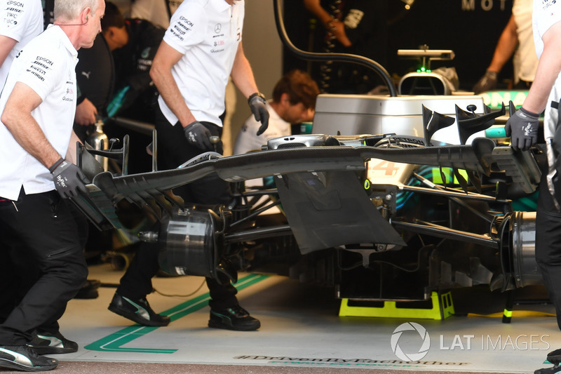 Cambio dell'ala anteriore sulla monoposto di Lewis Hamilton, Mercedes-AMG F1 W09