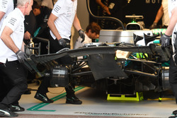 Lewis Hamilton, Mercedes-AMG F1 W09 front wing change