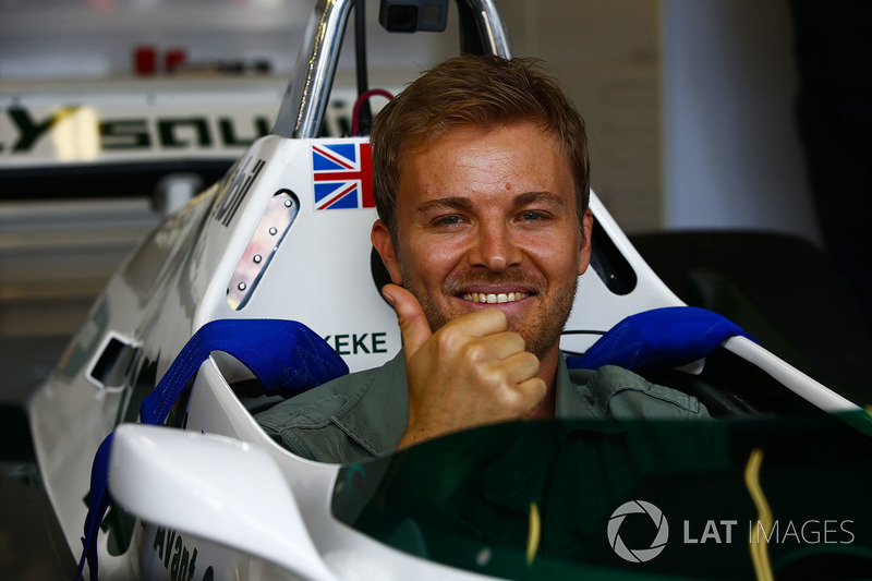 Nico Rosberg se sienta en el Williams FW08 Cosworth de 1982