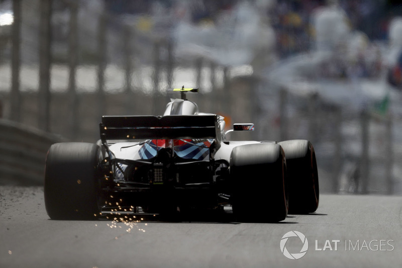 Sergey Sirotkin, Williams FW41, strikes up sparks