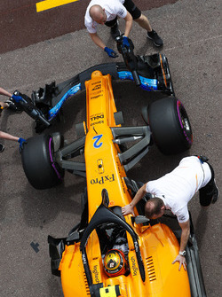Stoffel Vandoorne, McLaren MCL33, is returned to the garage