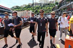 Romain Grosjean, Haas F1 camina por el circuito