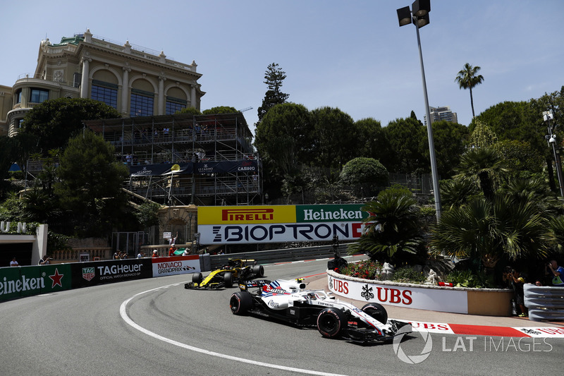 Lance Stroll, Williams FW41, leads Carlos Sainz Jr., Renault Sport F1 Team R.S. 18
