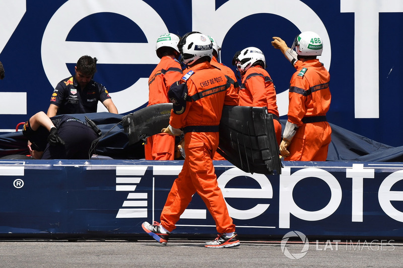 Marshals recover the crashed car of Max Verstappen, Red Bull Racing RB14