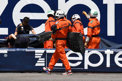 Marshals met de wagen van Max Verstappen, Red Bull Racing RB14 na crash