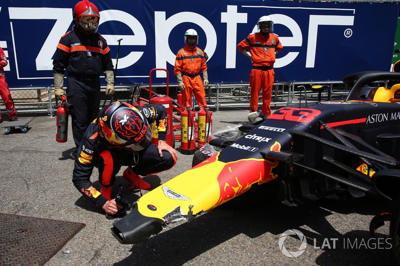 Max Verstappen, Red Bull Racing RB14 mira su coche accidentado