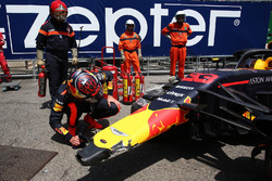 Max Verstappen, Red Bull Racing RB14 mira su coche accidentado
