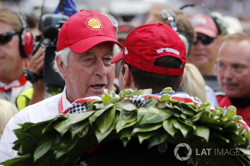 Гонщик Team Penske Chevrolet Уилл Пауэр и Роджер Пенске