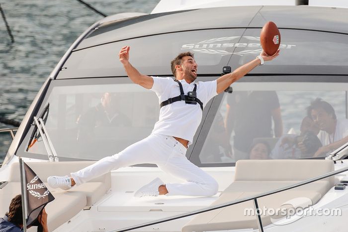 Daniel Ricciardo, Red Bull Racing atrapa un pase del jugador de futbol americano de Tom Brady