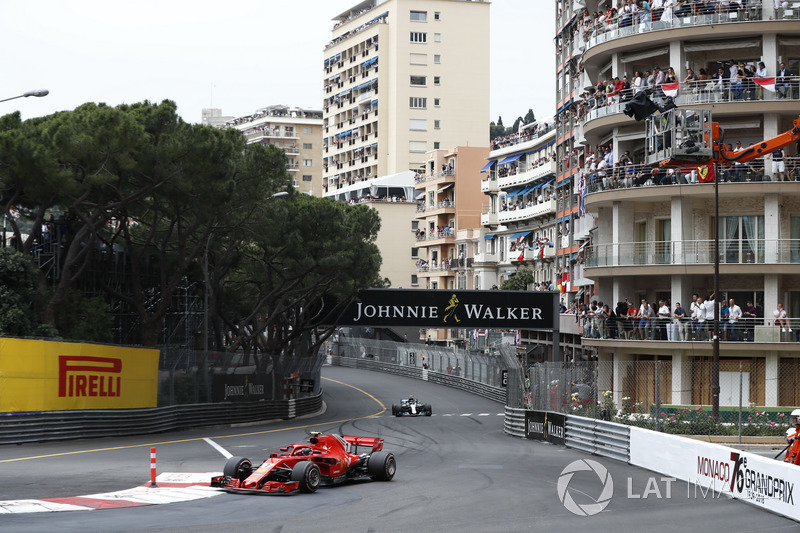 Kimi Raikkonen, Ferrari SF71H, leads Valtteri Bottas, Mercedes AMG F1 W09