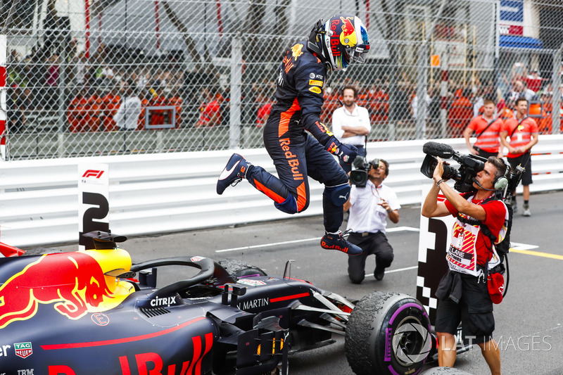 El ganador de la carrera Daniel Ricciardo, Red Bull Racing, celebra en Parc Ferme
