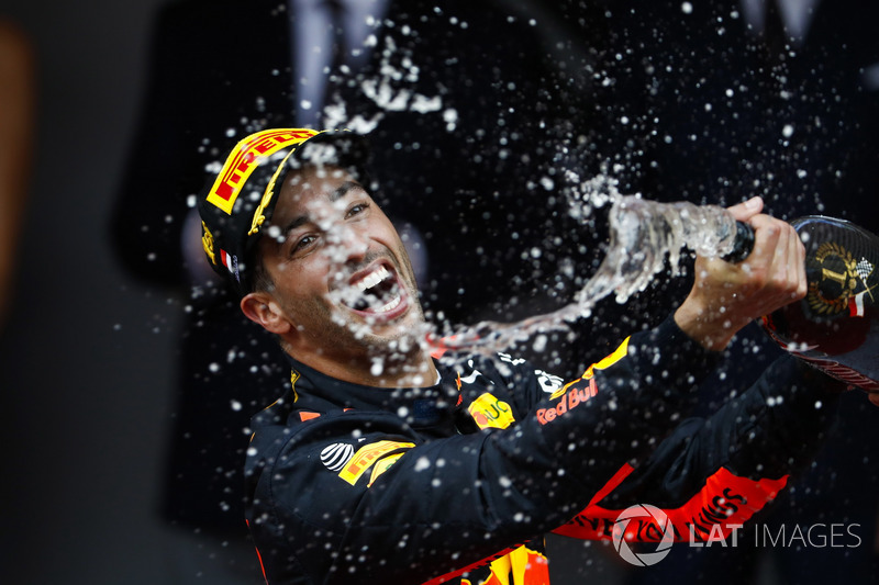 Le vainqueur Daniel Ricciardo, Red Bull Racing, fête le podium au champagne