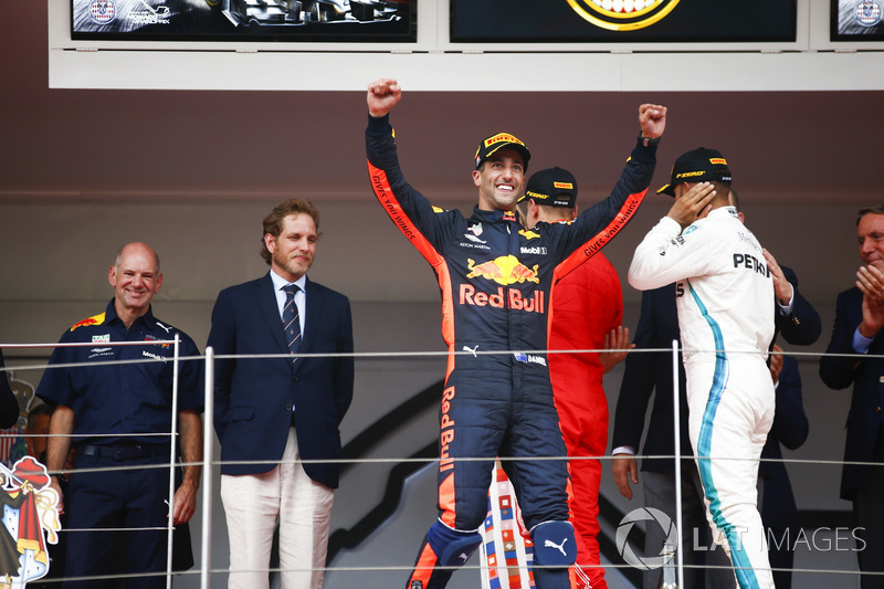 Daniel Ricciardo, Red Bull Racing, celebrates victory on the podium ahead of Adrian Newey, Chief Technical Officer, Red Bull Racing, Lewis Hamilton, Mercedes AMG F1 and Sebastian Vettel, Ferrari