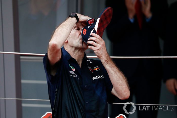 Daniel hizo beber hasta a su jefe, Adrian Newey, del champán del zapato del ganador en Mónaco 2018