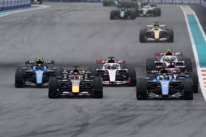 Alexander Albon, Williams; Max Verstappen, Red Bull Racing