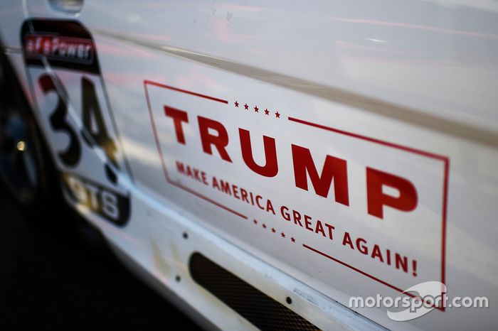 Un cartel de campaña de Donald Trump en una entrada