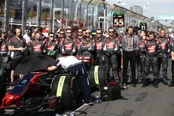 Guenther Steiner, Team Principal, Haas F1 Team, and Haas F1 Team engineers on the grid