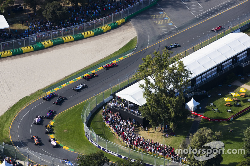 Sebastian Vettel, Ferrari SF70H, precede Valtteri Bottas, Mercedes AMG F1 W08, Kimi Raikkonen, Ferrari SF70H, Felipe Massa, Williams FW40, e il resto del gruppo alla partenza