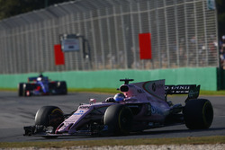 Sergio Perez, Force India VJM10, devant Carlos Sainz Jr., Scuderia Toro Rosso STR12