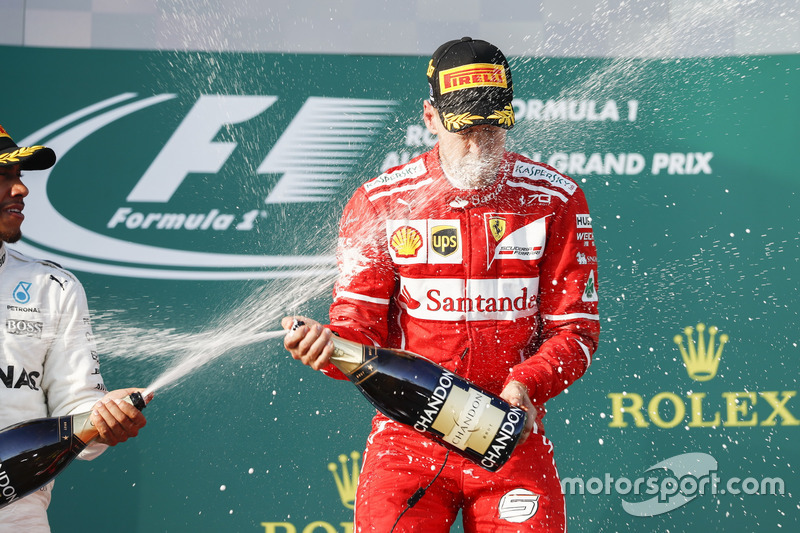 Lewis Hamilton, Mercedes AMG, festeja con Sebastian Vettel, Ferrari