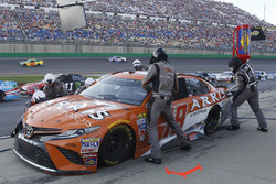 Daniel Suárez, Joe Gibbs Racing Toyota pit stop