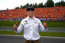Max Verstappen, Red Bull, met Nederlandse fans op de achtergrond