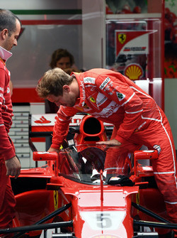 Sebastian Vettel, Ferrari SF70H, con escudo de la cabina