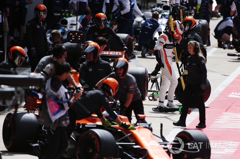 Stoffel Vandoorne, McLaren, exits his car as Fernando Alonso, McLaren MCL32, Lance Stroll, Williams 