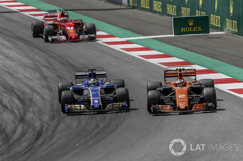 Stoffel Vandoorne, McLaren MCL32 en Marcus Ericsson, Sauber C36